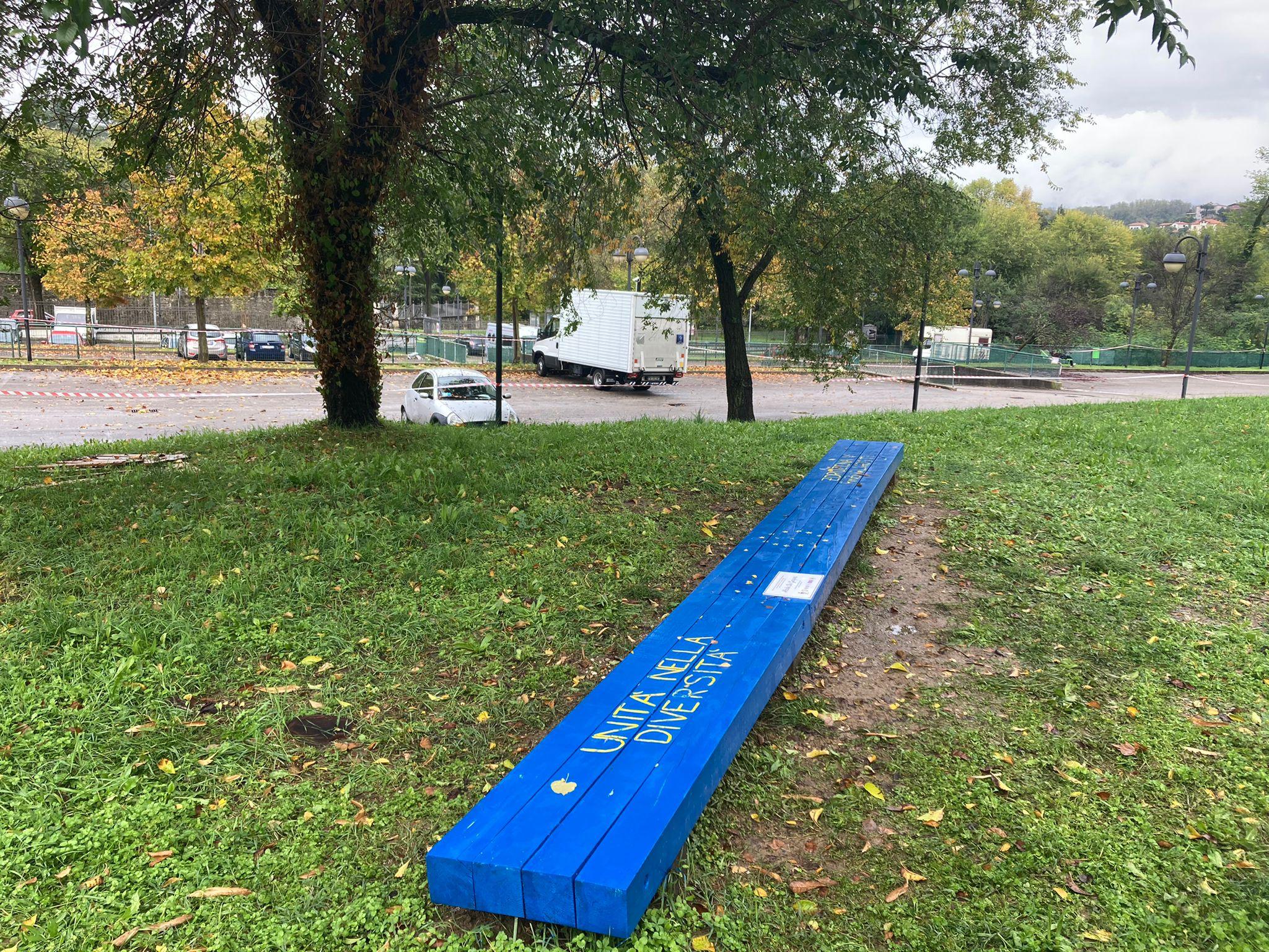 Copertina per Ecco la prima panchina europea di Gorizia, dipinta nel parco dell'università